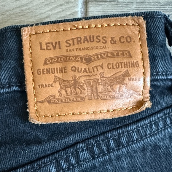 Levi’s ribcage Women's Black Denim Shorts - Picture 3 of 5